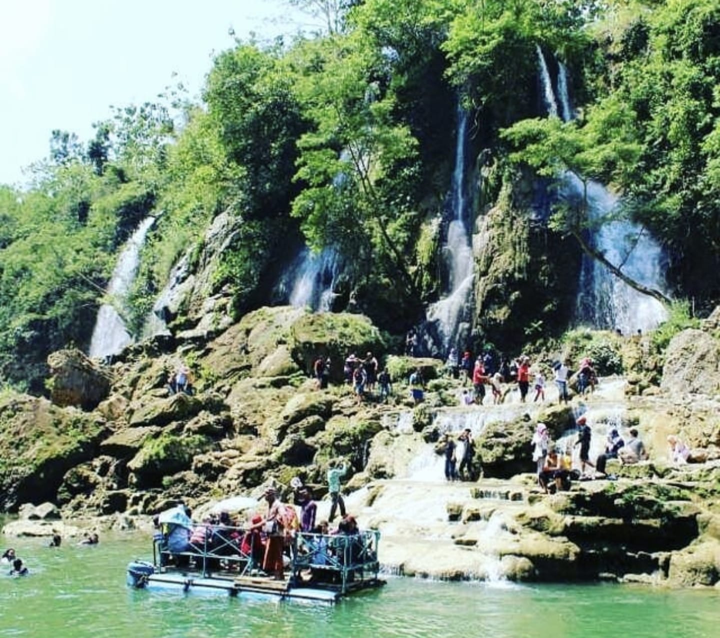 Tempat Tersembunyi di Jogja yang Wajib Kamu Kunjungi! Pengalaman Seru Susuri Sungai dengan Keindahan Air Terjun Sri Gethuk yang Instagramable!
